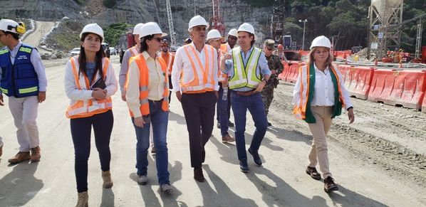 Visita ministros altos funcionarios proyecto hidroeléctrico Ituango
Visita ministros y altos funcionarios proyecto hidroeléctrico Ituango.
Fecha: Agosto 24 2018.
Para descargar esta fotografía en alta resolución, haga clic sobre la imagen hasta que la misma se despliegue en la pantalla completa; luego dé clic derecho y elija la opción "guardar imagen como". 
En caso de publicación por cualquier medio, solicitamos acompañarla del crédito: "Foto EPM"
Palabras clave: Visita ministros altos funcionarios proyecto hidroeléctrico Ituango