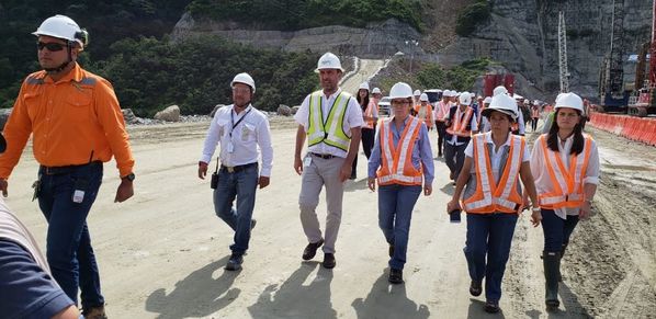 Visita ministros altos funcionarios proyecto hidroeléctrico Ituango
Visita ministros y altos funcionarios proyecto hidroeléctrico Ituango.
Fecha: Agosto 24 2018.
Para descargar esta fotografía en alta resolución, haga clic sobre la imagen hasta que la misma se despliegue en la pantalla completa; luego dé clic derecho y elija la opción "guardar imagen como". 
En caso de publicación por cualquier medio, solicitamos acompañarla del crédito: "Foto EPM"
Palabras clave: Visita ministros altos funcionarios proyecto hidroeléctrico Ituango