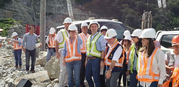 Visita ministros altos funcionarios proyecto hidroeléctrico Ituango
Visita ministros y altos funcionarios proyecto hidroeléctrico Ituango.
Fecha: Agosto 24 2018.
Para descargar esta fotografía en alta resolución, haga clic sobre la imagen hasta que la misma se despliegue en la pantalla completa; luego dé clic derecho y elija la opción "guardar imagen como". 
En caso de publicación por cualquier medio, solicitamos acompañarla del crédito: "Foto EPM"
Palabras clave: Visita ministros altos funcionarios proyecto hidroeléctrico Ituango