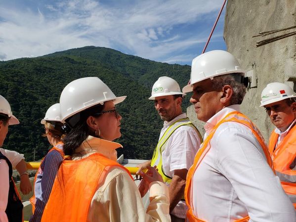 Visita ministros altos funcionarios proyecto hidroeléctrico Ituango
Visita ministros y altos funcionarios proyecto hidroeléctrico Ituango.
Fecha: Agosto 24 2018.
Para descargar esta fotografía en alta resolución, haga clic sobre la imagen hasta que la misma se despliegue en la pantalla completa; luego dé clic derecho y elija la opción "guardar imagen como". 
En caso de publicación por cualquier medio, solicitamos acompañarla del crédito: "Foto EPM"
Palabras clave: Visita ministros altos funcionarios proyecto hidroeléctrico Ituango