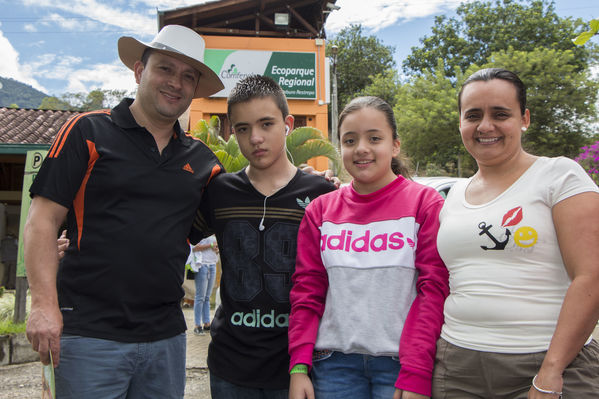 Día de la Familia EPM - Suroeste
Día de la Familia EPM - Suroeste
Fecha: Agosto 27 de 2016
Para descargar esta fotografía en alta resolución, haga clic sobre la imagen hasta que la misma se despliegue en la pantalla completa; luego dé clic derecho y elija la opción "guardar imagen como". 
En caso de publicación por cualquier medio, solicitamos acompañarla del crédito: "Foto EPM"
Palabras clave: Día Familia EPM Suroeste