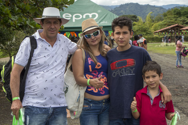 Día de la Familia EPM - Suroeste
Día de la Familia EPM - Suroeste
Fecha: Agosto 27 de 2016
Para descargar esta fotografía en alta resolución, haga clic sobre la imagen hasta que la misma se despliegue en la pantalla completa; luego dé clic derecho y elija la opción "guardar imagen como". 
En caso de publicación por cualquier medio, solicitamos acompañarla del crédito: "Foto EPM"
Palabras clave: Día Familia EPM Suroeste