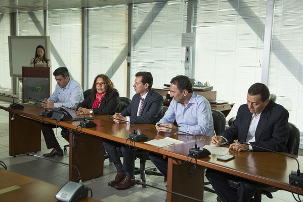 Firma de contrato de crédito EDC-EPM
Firma de contrato de crédito EDC-EPM
Fecha: Agosto 4 de 2016
Para descargar esta fotografía en alta resolución, haga clic sobre la imagen hasta que la misma se despliegue en la pantalla completa; luego dé clic derecho y elija la opción "guardar imagen como". 
En caso de publicación por cualquier medio, solicitamos acompañarla del crédito: "Foto EPM"
Palabras clave: Firma contrato crédito EDC EPM