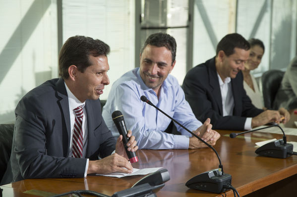 Firma de contrato de crédito EDC-EPM
Firma de contrato de crédito EDC-EPM
Fecha: Agosto 4 de 2016
Para descargar esta fotografía en alta resolución, haga clic sobre la imagen hasta que la misma se despliegue en la pantalla completa; luego dé clic derecho y elija la opción "guardar imagen como". 
En caso de publicación por cualquier medio, solicitamos acompañarla del crédito: "Foto EPM"
Palabras clave: Firma contrato crédito EDC EPM