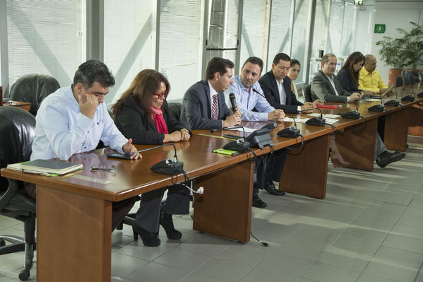 Firma de contrato de crédito EDC-EPM
Firma de contrato de crédito EDC-EPM
Fecha: Agosto 4 de 2016
Para descargar esta fotografía en alta resolución, haga clic sobre la imagen hasta que la misma se despliegue en la pantalla completa; luego dé clic derecho y elija la opción "guardar imagen como". 
En caso de publicación por cualquier medio, solicitamos acompañarla del crédito: "Foto EPM"
Palabras clave: Firma contrato crédito EDC EPM