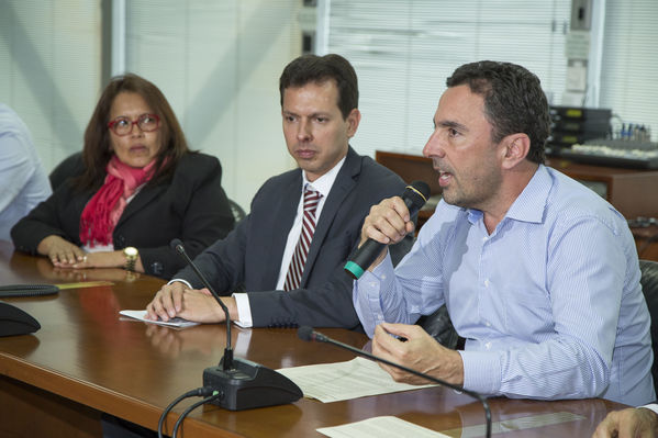 Firma de contrato de crédito EDC-EPM
Firma de contrato de crédito EDC-EPM
Fecha: Agosto 4 de 2016
Para descargar esta fotografía en alta resolución, haga clic sobre la imagen hasta que la misma se despliegue en la pantalla completa; luego dé clic derecho y elija la opción "guardar imagen como". 
En caso de publicación por cualquier medio, solicitamos acompañarla del crédito: "Foto EPM"
Palabras clave: Firma contrato crédito EDC EPM
