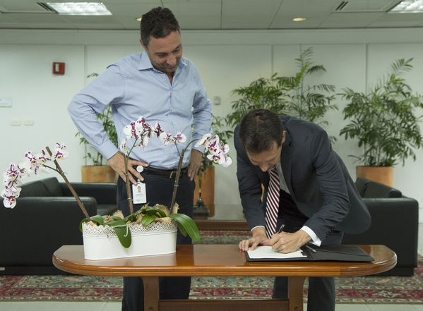 Firma de contrato de crédito EDC-EPM
Firma de contrato de crédito EDC-EPM
Fecha: Agosto 4 de 2016
Para descargar esta fotografía en alta resolución, haga clic sobre la imagen hasta que la misma se despliegue en la pantalla completa; luego dé clic derecho y elija la opción "guardar imagen como". 
En caso de publicación por cualquier medio, solicitamos acompañarla del crédito: "Foto EPM"
Palabras clave: Firma contrato crédito EDC EPM