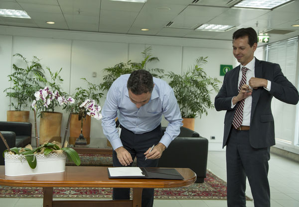 Firma de contrato de crédito EDC-EPM
Firma de contrato de crédito EDC-EPM
Fecha: Agosto 4 de 2016
Para descargar esta fotografía en alta resolución, haga clic sobre la imagen hasta que la misma se despliegue en la pantalla completa; luego dé clic derecho y elija la opción "guardar imagen como". 
En caso de publicación por cualquier medio, solicitamos acompañarla del crédito: "Foto EPM"
Palabras clave: Firma contrato crédito EDC EPM