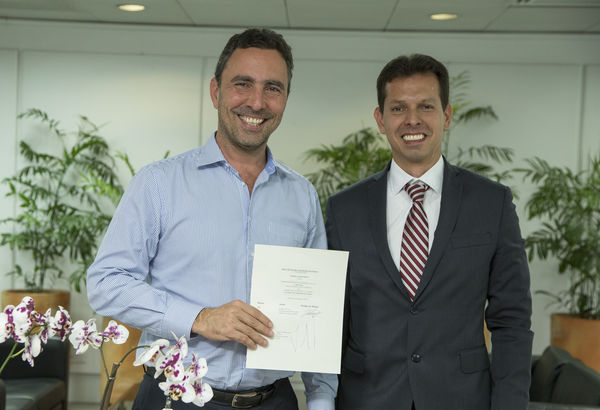 Firma de contrato de crédito EDC-EPM
Firma de contrato de crédito EDC-EPM
Fecha: Agosto 4 de 2016
Para descargar esta fotografía en alta resolución, haga clic sobre la imagen hasta que la misma se despliegue en la pantalla completa; luego dé clic derecho y elija la opción "guardar imagen como". 
En caso de publicación por cualquier medio, solicitamos acompañarla del crédito: "Foto EPM"
Palabras clave: Firma contrato crédito EDC EPM