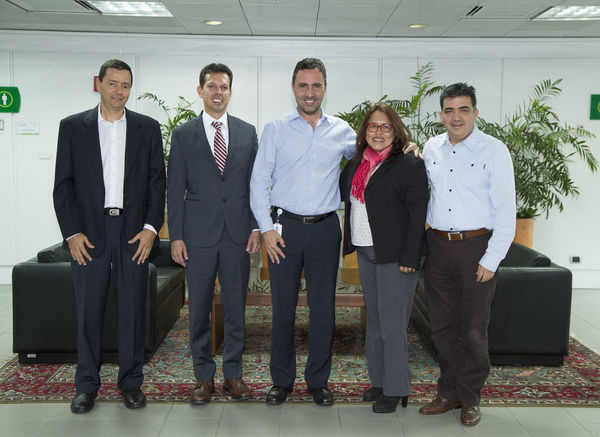 Firma de contrato de crédito EDC-EPM
Firma de contrato de crédito EDC-EPM
Fecha: Agosto 4 de 2016
Para descargar esta fotografía en alta resolución, haga clic sobre la imagen hasta que la misma se despliegue en la pantalla completa; luego dé clic derecho y elija la opción "guardar imagen como". 
En caso de publicación por cualquier medio, solicitamos acompañarla del crédito: "Foto EPM"
Palabras clave: Firma contrato crédito EDC EPM