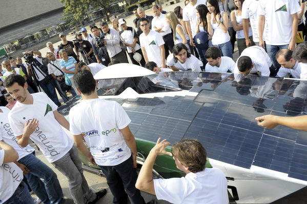 Vehículo solar
Vehículo solar
Fecha: Agosto 12 de 2013. 
Para descargar esta fotografía en alta resolución, haga clic sobre la imagen hasta que la misma se despliegue en la pantalla completa; luego dé clic derecho y elija la opción "guardar imagen como". 
En caso de publicación por cualquier medio, solicitamos acompañarla del crédito: "Cortesía EPM".
Palabras clave: Vehículo solar