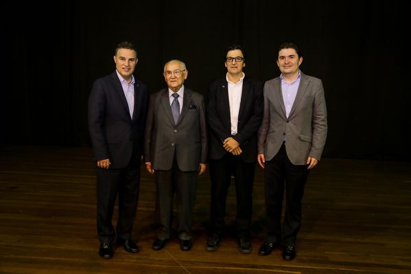 Evento central EPM 60 años 
Evento central EPM 60 años        
Fecha: Agosto 12 de 2015. Lugar: Medellín – Teatro Metropolitano
Para descargar esta fotografía en alta resolución, haga clic sobre la imagen hasta que la misma se despliegue en la pantalla completa; luego dé clic derecho y elija la opción "guardar imagen como". 
En caso de publicación por cualquier medio, solicitamos acompañarla del crédito: "Foto EPM"
Palabras clave: Evento central EPM 60 años