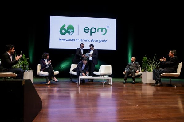 Evento central EPM 60 años 
Evento central EPM 60 años        
Fecha: Agosto 12 de 2015. Lugar: Medellín – Teatro Metropolitano
Para descargar esta fotografía en alta resolución, haga clic sobre la imagen hasta que la misma se despliegue en la pantalla completa; luego dé clic derecho y elija la opción "guardar imagen como". 
En caso de publicación por cualquier medio, solicitamos acompañarla del crédito: "Foto EPM"
Palabras clave: Evento central EPM 60 años