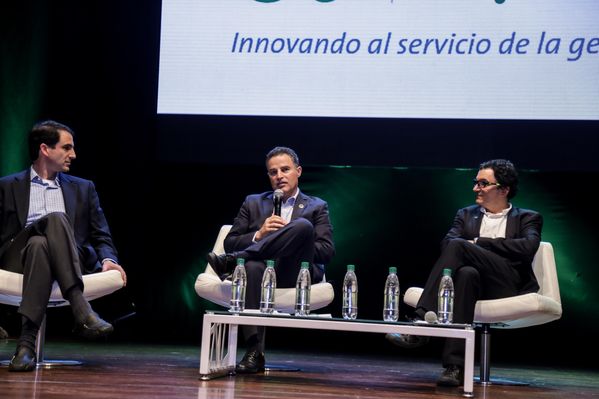 Evento central EPM 60 años 
Evento central EPM 60 años        
Fecha: Agosto 12 de 2015. Lugar: Medellín – Teatro Metropolitano
Para descargar esta fotografía en alta resolución, haga clic sobre la imagen hasta que la misma se despliegue en la pantalla completa; luego dé clic derecho y elija la opción "guardar imagen como". 
En caso de publicación por cualquier medio, solicitamos acompañarla del crédito: "Foto EPM"
Palabras clave: Evento central EPM 60 años