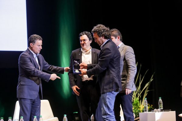 Evento central EPM 60 años 
Evento central EPM 60 años        
Fecha: Agosto 12 de 2015. Lugar: Medellín – Teatro Metropolitano
Para descargar esta fotografía en alta resolución, haga clic sobre la imagen hasta que la misma se despliegue en la pantalla completa; luego dé clic derecho y elija la opción "guardar imagen como". 
En caso de publicación por cualquier medio, solicitamos acompañarla del crédito: "Foto EPM"
Palabras clave: Evento central EPM 60 años