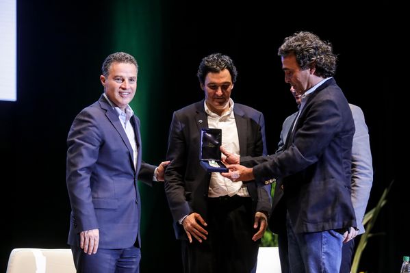 Evento central EPM 60 años 
Evento central EPM 60 años        
Fecha: Agosto 12 de 2015. Lugar: Medellín – Teatro Metropolitano
Para descargar esta fotografía en alta resolución, haga clic sobre la imagen hasta que la misma se despliegue en la pantalla completa; luego dé clic derecho y elija la opción "guardar imagen como". 
En caso de publicación por cualquier medio, solicitamos acompañarla del crédito: "Foto EPM"
Palabras clave: Evento central EPM 60 años