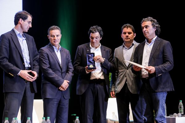Evento central EPM 60 años 
Evento central EPM 60 años        
Fecha: Agosto 12 de 2015. Lugar: Medellín – Teatro Metropolitano
Para descargar esta fotografía en alta resolución, haga clic sobre la imagen hasta que la misma se despliegue en la pantalla completa; luego dé clic derecho y elija la opción "guardar imagen como". 
En caso de publicación por cualquier medio, solicitamos acompañarla del crédito: "Foto EPM"
Palabras clave: Evento central EPM 60 años