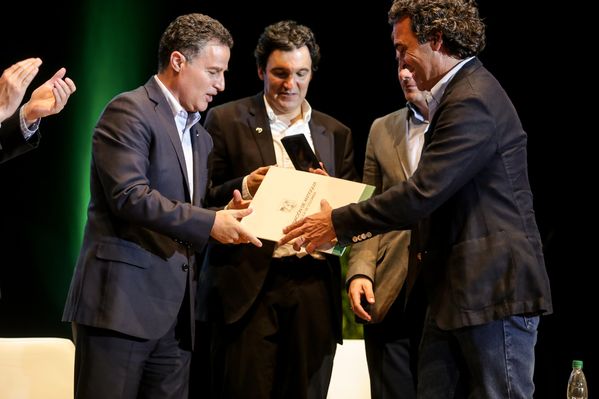 Evento central EPM 60 años 
Evento central EPM 60 años        
Fecha: Agosto 12 de 2015. Lugar: Medellín – Teatro Metropolitano
Para descargar esta fotografía en alta resolución, haga clic sobre la imagen hasta que la misma se despliegue en la pantalla completa; luego dé clic derecho y elija la opción "guardar imagen como". 
En caso de publicación por cualquier medio, solicitamos acompañarla del crédito: "Foto EPM"
Palabras clave: Evento central EPM 60 años