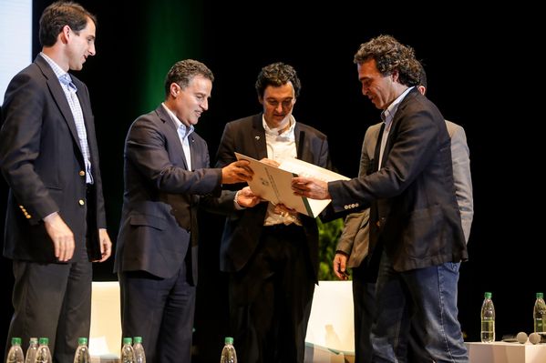 Evento central EPM 60 años 
Evento central EPM 60 años        
Fecha: Agosto 12 de 2015. Lugar: Medellín – Teatro Metropolitano
Para descargar esta fotografía en alta resolución, haga clic sobre la imagen hasta que la misma se despliegue en la pantalla completa; luego dé clic derecho y elija la opción "guardar imagen como". 
En caso de publicación por cualquier medio, solicitamos acompañarla del crédito: "Foto EPM"
Palabras clave: Evento central EPM 60 años