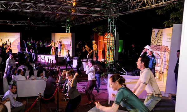Evento central EPM 60 años 
Evento central EPM 60 años        
Fecha: Agosto 12 de 2015. Lugar: Medellín – Teatro Metropolitano
Para descargar esta fotografía en alta resolución, haga clic sobre la imagen hasta que la misma se despliegue en la pantalla completa; luego dé clic derecho y elija la opción "guardar imagen como". 
En caso de publicación por cualquier medio, solicitamos acompañarla del crédito: "Foto EPM"

Palabras clave: Evento central EPM 60 años