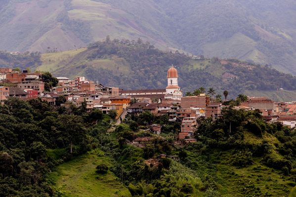 Vuelta a Colombia – Etapas de ida y vuelta Ituango 
Vuelta a Colombia – Etapas de ida y vuelta Ituango        
Fecha: Agosto 13 y 14 de 2015. 
Para descargar esta fotografía en alta resolución, haga clic sobre la imagen hasta que la misma se despliegue en la pantalla completa; luego dé clic derecho y elija la opción "guardar imagen como". 
En caso de publicación por cualquier medio, solicitamos acompañarla del crédito: "Foto EPM"

Palabras clave: Vuelta  Colombia  Etapas  ida  vuelta Ituango