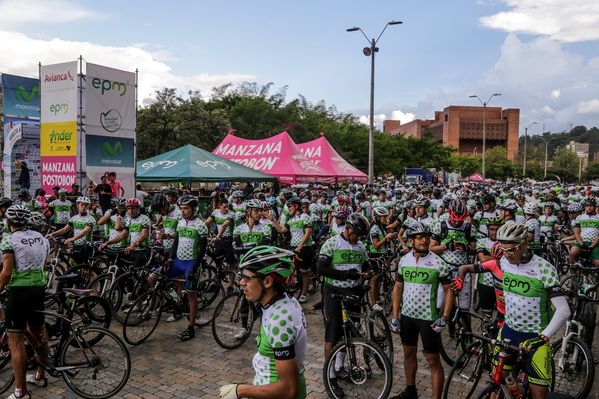 Vuelta a Colombia – Cronoescalada Las Palmas
Vuelta a Colombia – Cronoescalada Las Palmas        
Fecha: Agosto 15 de 2015. 
Para descargar esta fotografía en alta resolución, haga clic sobre la imagen hasta que la misma se despliegue en la pantalla completa; luego dé clic derecho y elija la opción "guardar imagen como". 
En caso de publicación por cualquier medio, solicitamos acompañarla del crédito: "Foto EPM"

Palabras clave: Vuelta Colombia Cronoescalada Palmas