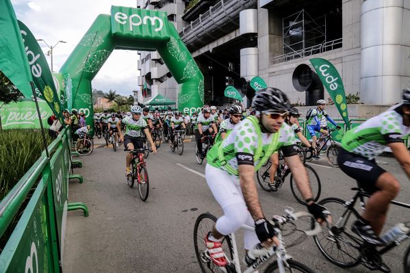 Vuelta a Colombia – Cronoescalada Las Palmas
Vuelta a Colombia – Cronoescalada Las Palmas        
Fecha: Agosto 15 de 2015. 
Para descargar esta fotografía en alta resolución, haga clic sobre la imagen hasta que la misma se despliegue en la pantalla completa; luego dé clic derecho y elija la opción "guardar imagen como". 
En caso de publicación por cualquier medio, solicitamos acompañarla del crédito: "Foto EPM"

Palabras clave: Vuelta Colombia Cronoescalada Palmas