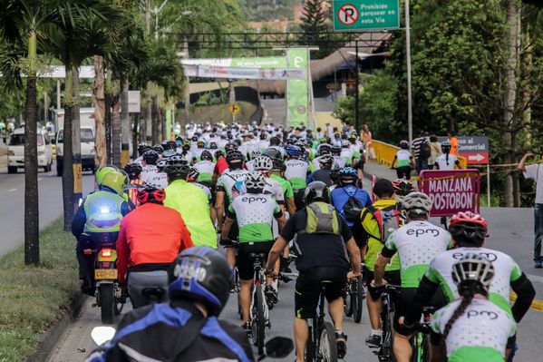 Vuelta a Colombia – Cronoescalada Las Palmas
Vuelta a Colombia – Cronoescalada Las Palmas        
Fecha: Agosto 15 de 2015. 
Para descargar esta fotografía en alta resolución, haga clic sobre la imagen hasta que la misma se despliegue en la pantalla completa; luego dé clic derecho y elija la opción "guardar imagen como". 
En caso de publicación por cualquier medio, solicitamos acompañarla del crédito: "Foto EPM"

Palabras clave: Vuelta Colombia Cronoescalada Palmas