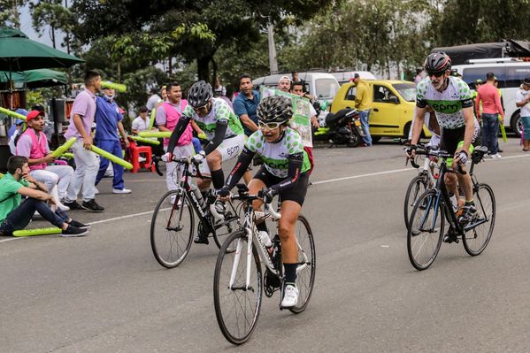 Vuelta a Colombia – Cronoescalada Las Palmas
Vuelta a Colombia – Cronoescalada Las Palmas        
Fecha: Agosto 15 de 2015. 
Para descargar esta fotografía en alta resolución, haga clic sobre la imagen hasta que la misma se despliegue en la pantalla completa; luego dé clic derecho y elija la opción "guardar imagen como". 
En caso de publicación por cualquier medio, solicitamos acompañarla del crédito: "Foto EPM"

Palabras clave: Vuelta Colombia Cronoescalada Palmas