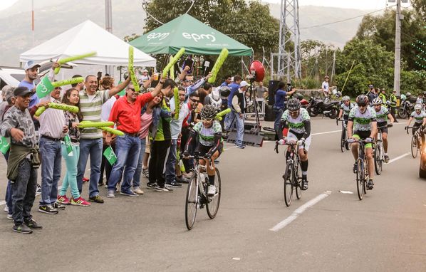 Vuelta a Colombia – Cronoescalada Las Palmas
Vuelta a Colombia – Cronoescalada Las Palmas        
Fecha: Agosto 15 de 2015. 
Para descargar esta fotografía en alta resolución, haga clic sobre la imagen hasta que la misma se despliegue en la pantalla completa; luego dé clic derecho y elija la opción "guardar imagen como". 
En caso de publicación por cualquier medio, solicitamos acompañarla del crédito: "Foto EPM"

Palabras clave: Vuelta Colombia Cronoescalada Palmas