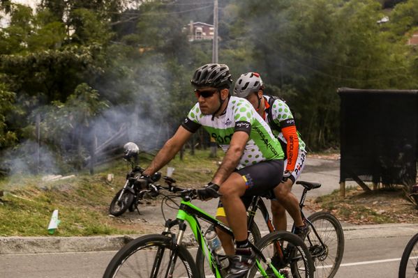 Vuelta a Colombia – Cronoescalada Las Palmas
Vuelta a Colombia – Cronoescalada Las Palmas        
Fecha: Agosto 15 de 2015. 
Para descargar esta fotografía en alta resolución, haga clic sobre la imagen hasta que la misma se despliegue en la pantalla completa; luego dé clic derecho y elija la opción "guardar imagen como". 
En caso de publicación por cualquier medio, solicitamos acompañarla del crédito: "Foto EPM"

Palabras clave: Vuelta Colombia Cronoescalada Palmas