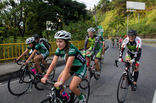 Ciclo paseo a recibir la Vuelta a Colombia
Ciclo paseo a recibir la Vuelta a Colombia
Fecha: Agosto 16 de 2014
Para descargar esta fotografía en alta resolución, haga clic sobre la imagen hasta que la misma se despliegue en la pantalla completa; luego dé clic derecho y elija la opción "guardar imagen como". 
En caso de publicación por cualquier medio, solicitamos acompañarla del crédito: "Foto EPM"

Palabras clave: Ciclo paseo recibir Vuelta Colombia