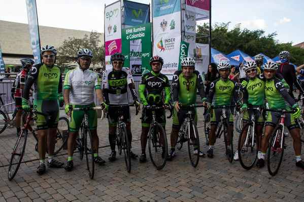 Ciclo paseo a recibir la Vuelta a Colombia
Ciclo paseo a recibir la Vuelta a Colombia
Fecha: Agosto 16 de 2014
Para descargar esta fotografía en alta resolución, haga clic sobre la imagen hasta que la misma se despliegue en la pantalla completa; luego dé clic derecho y elija la opción "guardar imagen como". 
En caso de publicación por cualquier medio, solicitamos acompañarla del crédito: "Foto EPM"

Palabras clave: Ciclo paseo recibir Vuelta Colombia