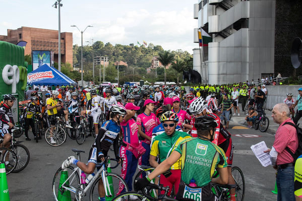 Ciclo paseo a recibir la Vuelta a Colombia
Ciclo paseo a recibir la Vuelta a Colombia
Fecha: Agosto 16 de 2014
Para descargar esta fotografía en alta resolución, haga clic sobre la imagen hasta que la misma se despliegue en la pantalla completa; luego dé clic derecho y elija la opción "guardar imagen como". 
En caso de publicación por cualquier medio, solicitamos acompañarla del crédito: "Foto EPM"

Palabras clave: Ciclo paseo recibir Vuelta Colombia