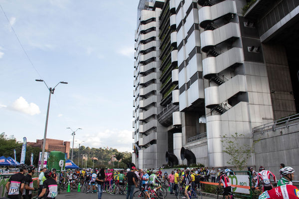 Ciclo paseo a recibir la Vuelta a Colombia
Ciclo paseo a recibir la Vuelta a Colombia
Fecha: Agosto 16 de 2014
Para descargar esta fotografía en alta resolución, haga clic sobre la imagen hasta que la misma se despliegue en la pantalla completa; luego dé clic derecho y elija la opción "guardar imagen como". 
En caso de publicación por cualquier medio, solicitamos acompañarla del crédito: "Foto EPM"

Palabras clave: Ciclo paseo recibir Vuelta Colombia