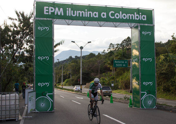 Ciclo paseo a recibir la Vuelta a Colombia
Ciclo paseo a recibir la Vuelta a Colombia
Fecha: Agosto 16 de 2014
Para descargar esta fotografía en alta resolución, haga clic sobre la imagen hasta que la misma se despliegue en la pantalla completa; luego dé clic derecho y elija la opción "guardar imagen como". 
En caso de publicación por cualquier medio, solicitamos acompañarla del crédito: "Foto EPM"

Palabras clave: Ciclo paseo recibir Vuelta Colombia