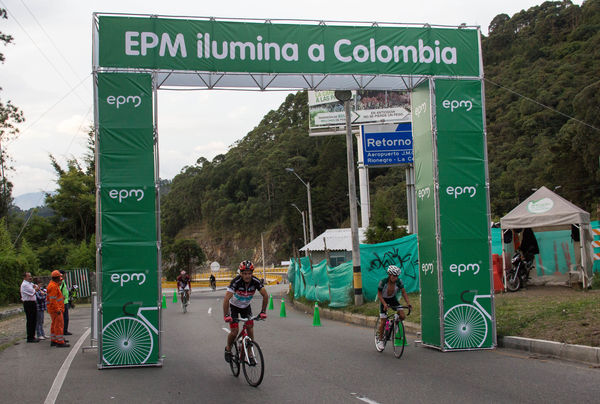 Ciclo paseo a recibir la Vuelta a Colombia
Ciclo paseo a recibir la Vuelta a Colombia
Fecha: Agosto 16 de 2014
Para descargar esta fotografía en alta resolución, haga clic sobre la imagen hasta que la misma se despliegue en la pantalla completa; luego dé clic derecho y elija la opción "guardar imagen como". 
En caso de publicación por cualquier medio, solicitamos acompañarla del crédito: "Foto EPM"

Palabras clave: Ciclo paseo recibir Vuelta Colombia
