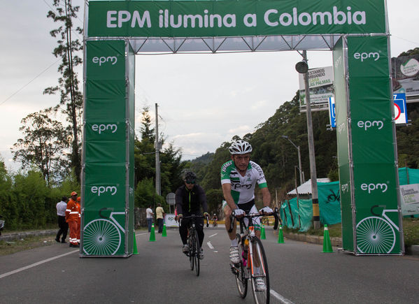 Ciclo paseo a recibir la Vuelta a Colombia
Ciclo paseo a recibir la Vuelta a Colombia
Fecha: Agosto 16 de 2014
Para descargar esta fotografía en alta resolución, haga clic sobre la imagen hasta que la misma se despliegue en la pantalla completa; luego dé clic derecho y elija la opción "guardar imagen como". 
En caso de publicación por cualquier medio, solicitamos acompañarla del crédito: "Foto EPM"

Palabras clave: Ciclo paseo recibir Vuelta Colombia