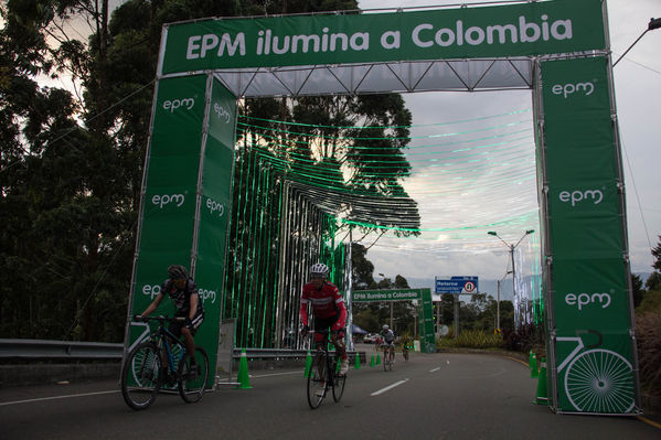 Ciclo paseo a recibir la Vuelta a Colombia
Ciclo paseo a recibir la Vuelta a Colombia
Fecha: Agosto 16 de 2014
Para descargar esta fotografía en alta resolución, haga clic sobre la imagen hasta que la misma se despliegue en la pantalla completa; luego dé clic derecho y elija la opción "guardar imagen como". 
En caso de publicación por cualquier medio, solicitamos acompañarla del crédito: "Foto EPM"

Palabras clave: Ciclo paseo recibir Vuelta Colombia