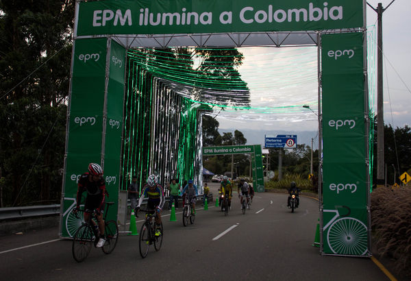 Ciclo paseo a recibir la Vuelta a Colombia
Ciclo paseo a recibir la Vuelta a Colombia
Fecha: Agosto 16 de 2014
Para descargar esta fotografía en alta resolución, haga clic sobre la imagen hasta que la misma se despliegue en la pantalla completa; luego dé clic derecho y elija la opción "guardar imagen como". 
En caso de publicación por cualquier medio, solicitamos acompañarla del crédito: "Foto EPM"

Palabras clave: Ciclo paseo recibir Vuelta Colombia