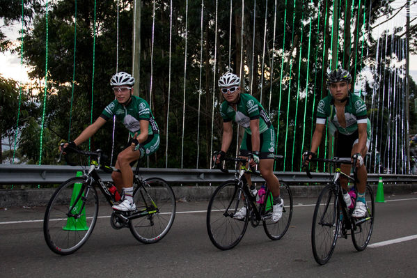 Ciclo paseo a recibir la Vuelta a Colombia
Ciclo paseo a recibir la Vuelta a Colombia
Fecha: Agosto 16 de 2014
Para descargar esta fotografía en alta resolución, haga clic sobre la imagen hasta que la misma se despliegue en la pantalla completa; luego dé clic derecho y elija la opción "guardar imagen como". 
En caso de publicación por cualquier medio, solicitamos acompañarla del crédito: "Foto EPM"

Palabras clave: Ciclo paseo recibir Vuelta Colombia