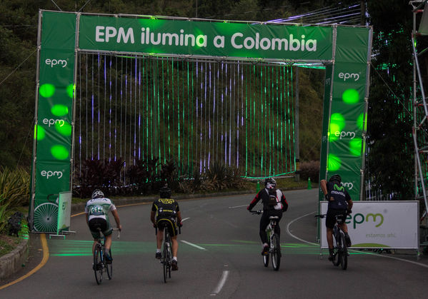 Ciclo paseo a recibir la Vuelta a Colombia
Ciclo paseo a recibir la Vuelta a Colombia
Fecha: Agosto 16 de 2014
Para descargar esta fotografía en alta resolución, haga clic sobre la imagen hasta que la misma se despliegue en la pantalla completa; luego dé clic derecho y elija la opción "guardar imagen como". 
En caso de publicación por cualquier medio, solicitamos acompañarla del crédito: "Foto EPM"

Palabras clave: Ciclo paseo recibir Vuelta Colombia
