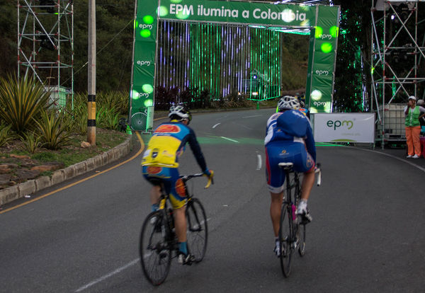 Ciclo paseo a recibir la Vuelta a Colombia
Ciclo paseo a recibir la Vuelta a Colombia
Fecha: Agosto 16 de 2014
Para descargar esta fotografía en alta resolución, haga clic sobre la imagen hasta que la misma se despliegue en la pantalla completa; luego dé clic derecho y elija la opción "guardar imagen como". 
En caso de publicación por cualquier medio, solicitamos acompañarla del crédito: "Foto EPM"

Palabras clave: Ciclo paseo recibir Vuelta Colombia