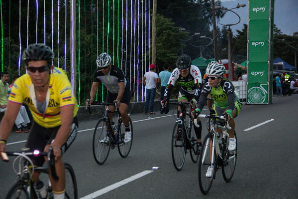 Ciclo paseo a recibir la Vuelta a Colombia
Ciclo paseo a recibir la Vuelta a Colombia
Fecha: Agosto 16 de 2014
Para descargar esta fotografía en alta resolución, haga clic sobre la imagen hasta que la misma se despliegue en la pantalla completa; luego dé clic derecho y elija la opción "guardar imagen como". 
En caso de publicación por cualquier medio, solicitamos acompañarla del crédito: "Foto EPM"

Palabras clave: Ciclo paseo recibir Vuelta Colombia