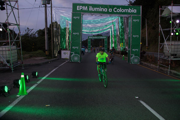 Ciclo paseo a recibir la Vuelta a Colombia
Ciclo paseo a recibir la Vuelta a Colombia
Fecha: Agosto 16 de 2014
Para descargar esta fotografía en alta resolución, haga clic sobre la imagen hasta que la misma se despliegue en la pantalla completa; luego dé clic derecho y elija la opción "guardar imagen como". 
En caso de publicación por cualquier medio, solicitamos acompañarla del crédito: "Foto EPM"

Palabras clave: Ciclo paseo recibir Vuelta Colombia