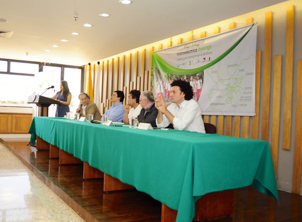 Firma de los convenios de la inversión social adicional del Plan Integral Hidroeléctrica Ituango
Firma de los convenios de la inversión social adicional del Plan Integral Hidroeléctrica Ituango
Fecha: Agosto 21 de 2013. 
Para descargar esta fotografía en alta resolución, haga clic sobre la imagen hasta que la misma se despliegue en la pantalla completa; luego dé clic derecho y elija la opción "guardar imagen como". 
En caso de publicación por cualquier medio, solicitamos acompañarla del crédito: "Cortesía EPM".
Palabras clave: Firma convenios inversión social adicional Plan Integral Hidroeléctrica Ituango