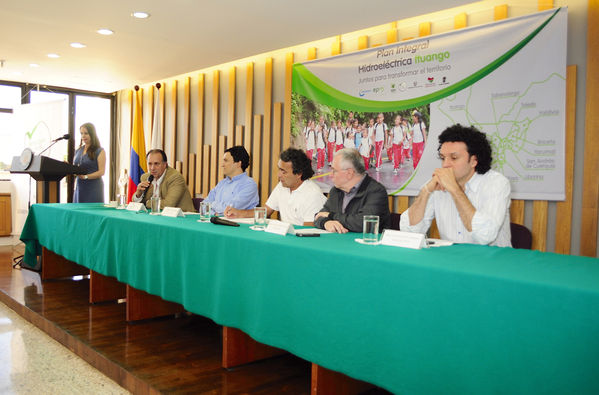 Firma de los convenios de la inversión social adicional del Plan Integral Hidroeléctrica Ituango
Firma de los convenios de la inversión social adicional del Plan Integral Hidroeléctrica Ituango
Fecha: Agosto 21 de 2013. 
Para descargar esta fotografía en alta resolución, haga clic sobre la imagen hasta que la misma se despliegue en la pantalla completa; luego dé clic derecho y elija la opción "guardar imagen como". 
En caso de publicación por cualquier medio, solicitamos acompañarla del crédito: "Cortesía EPM".
Palabras clave: Firma convenios inversión social adicional Plan Integral Hidroeléctrica Ituango