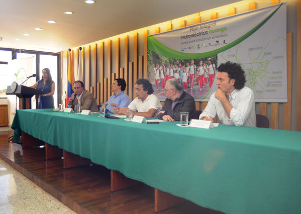 Firma de los convenios de la inversión social adicional del Plan Integral Hidroeléctrica Ituango
Firma de los convenios de la inversión social adicional del Plan Integral Hidroeléctrica Ituango
Fecha: Agosto 21 de 2013. 
Para descargar esta fotografía en alta resolución, haga clic sobre la imagen hasta que la misma se despliegue en la pantalla completa; luego dé clic derecho y elija la opción "guardar imagen como". 
En caso de publicación por cualquier medio, solicitamos acompañarla del crédito: "Cortesía EPM".
Palabras clave: Firma convenios inversión social adicional Plan Integral Hidroeléctrica Ituango