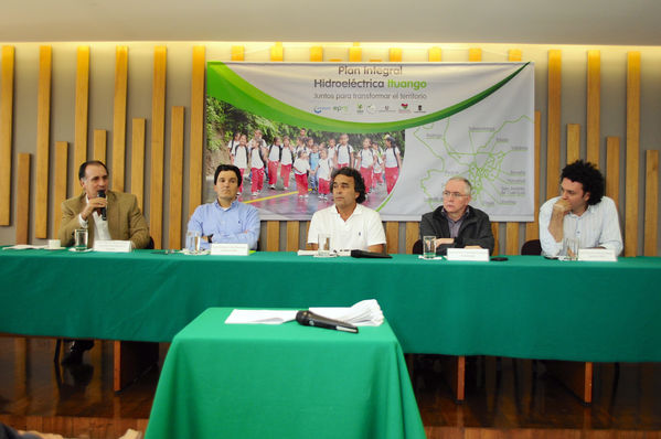Firma de los convenios de la inversión social adicional del Plan Integral Hidroeléctrica Ituango
Firma de los convenios de la inversión social adicional del Plan Integral Hidroeléctrica Ituango
Fecha: Agosto 21 de 2013. 
Para descargar esta fotografía en alta resolución, haga clic sobre la imagen hasta que la misma se despliegue en la pantalla completa; luego dé clic derecho y elija la opción "guardar imagen como". 
En caso de publicación por cualquier medio, solicitamos acompañarla del crédito: "Cortesía EPM".
Palabras clave: Firma convenios inversión social adicional Plan Integral Hidroeléctrica Ituango