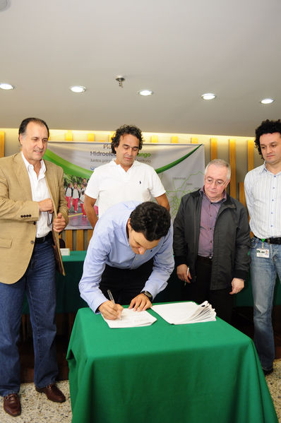 Firma de los convenios de la inversión social adicional del Plan Integral Hidroeléctrica Ituango
Firma de los convenios de la inversión social adicional del Plan Integral Hidroeléctrica Ituango
Fecha: Agosto 21 de 2013. 
Para descargar esta fotografía en alta resolución, haga clic sobre la imagen hasta que la misma se despliegue en la pantalla completa; luego dé clic derecho y elija la opción "guardar imagen como". 
En caso de publicación por cualquier medio, solicitamos acompañarla del crédito: "Cortesía EPM".
Palabras clave: Firma convenios inversión social adicional Plan Integral Hidroeléctrica Ituango